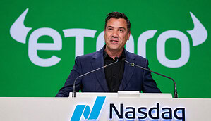 eToro CEO Yoni Assia auf einer Pressekonferenz an der Nasdaq