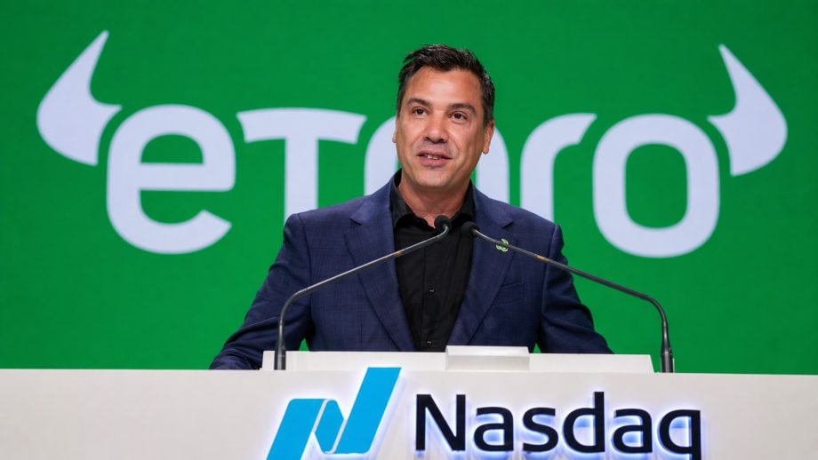 eToro CEO Yoni Assia auf einer Pressekonferenz an der Nasdaq