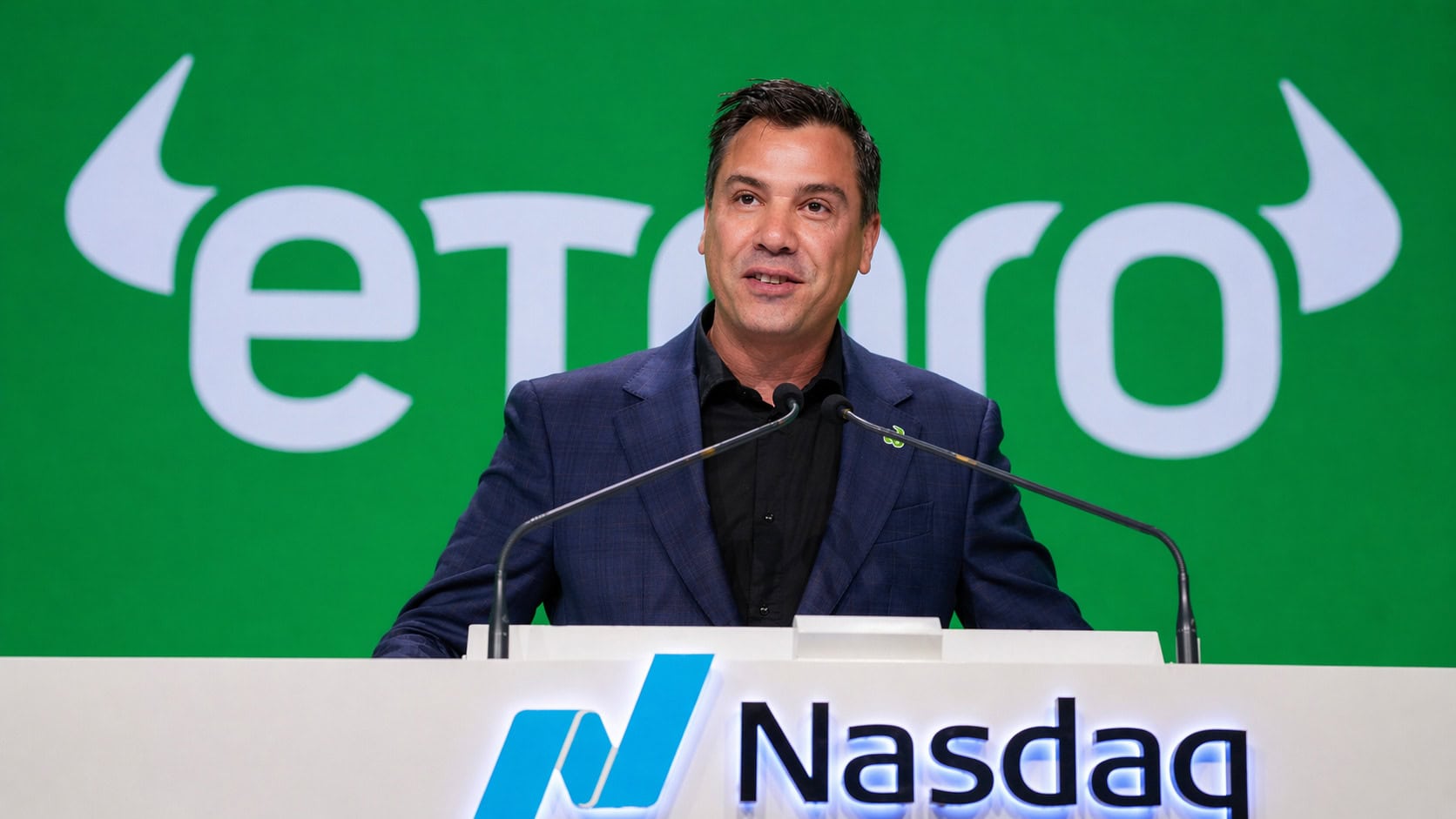 eToro CEO Yoni Assia auf einer Pressekonferenz an der Nasdaq