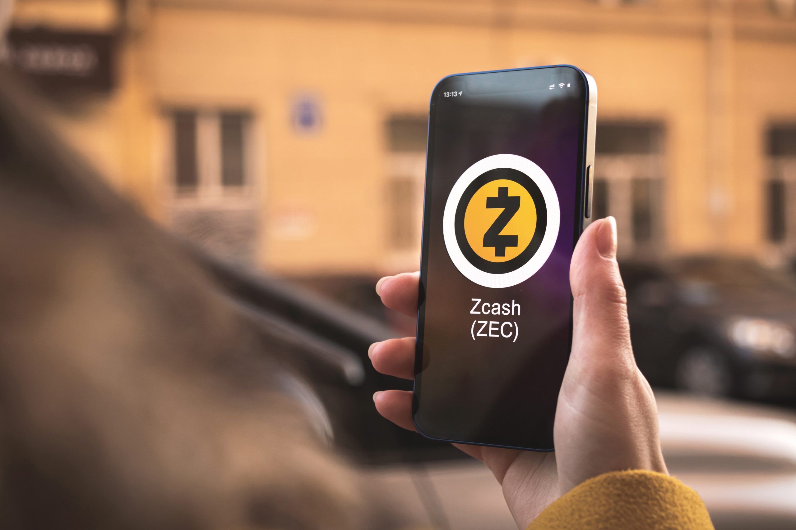 Das Bild zeigt das Zcash-Logo auf einem Handy