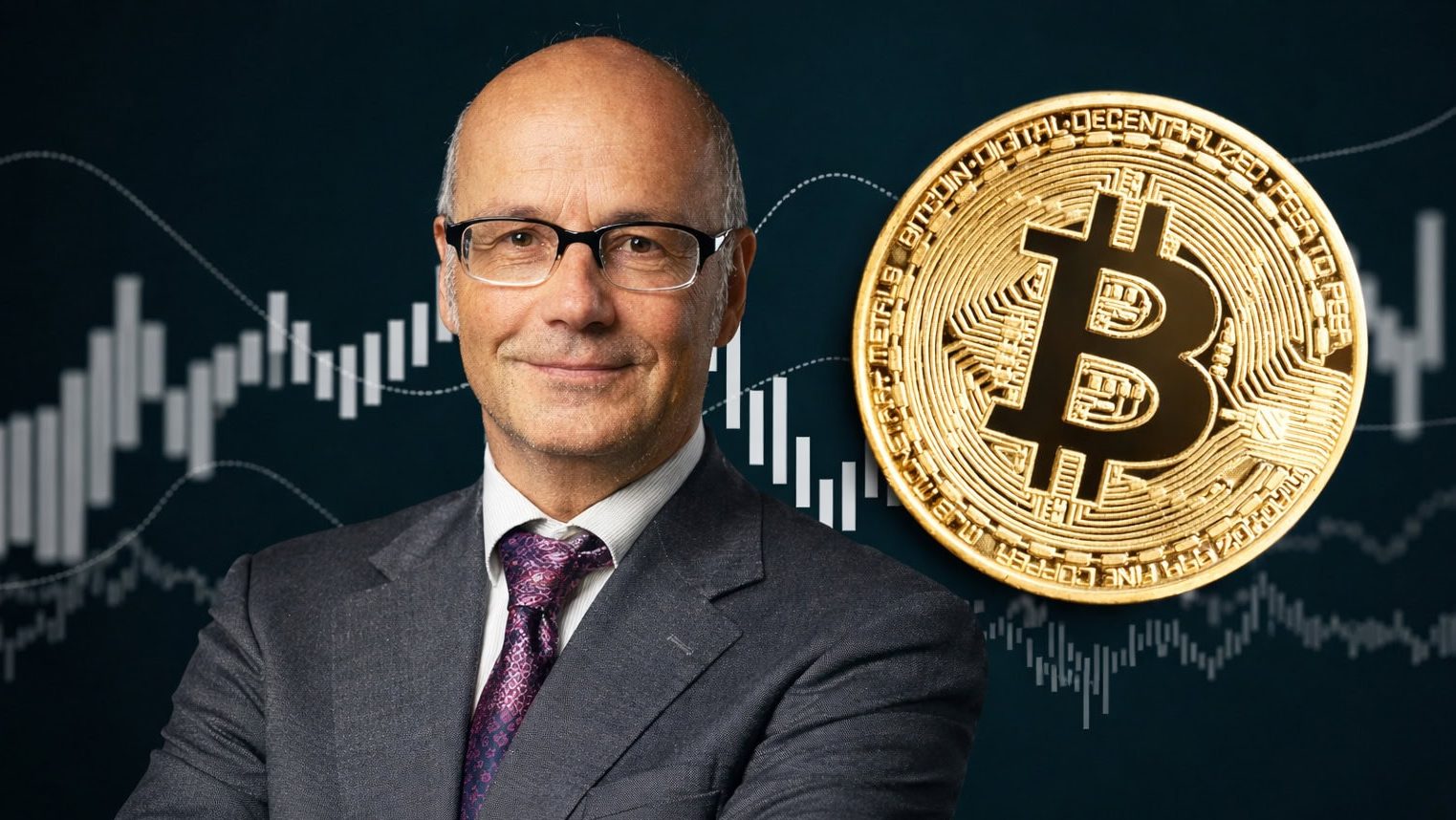 Dr. Andreas Beck vor einer Bitcoin-Münze