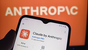 Handy-Bildschirm mit Claude App vor Hintergrund auf dem "Anthropic" steht