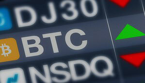 Zu sehen sind Tickersymbole bon Bitcoin und Nasdaq