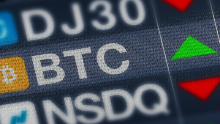 Zu sehen sind Tickersymbole bon Bitcoin und Nasdaq