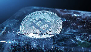 Eine Bitcoin-Münze unter einer Eisschicht
