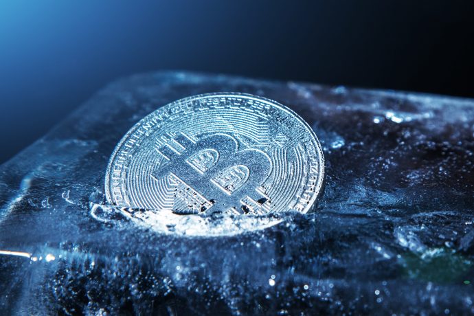 Eine Bitcoin-Münze unter einer Eisschicht