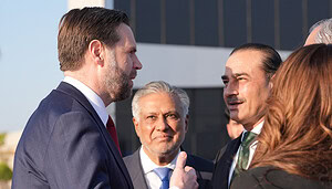 Vizepräsident JD Vance (links) unterhält sich mit dem pakistanischen Oberbefehlshaber der Streitkräfte und Generalstabschef der Armee, Feldmarschall Asim Munir (rechts), sowie dem pakistanischen Vizepremierminister und Außenminister Mohammad Ishaq Dar (Mitte), bevor er nach Gesprächen über den Iran in Islamabad, Pakistan, am Sonntag, dem 12. April 2026, an Bord der Air Force Two geht