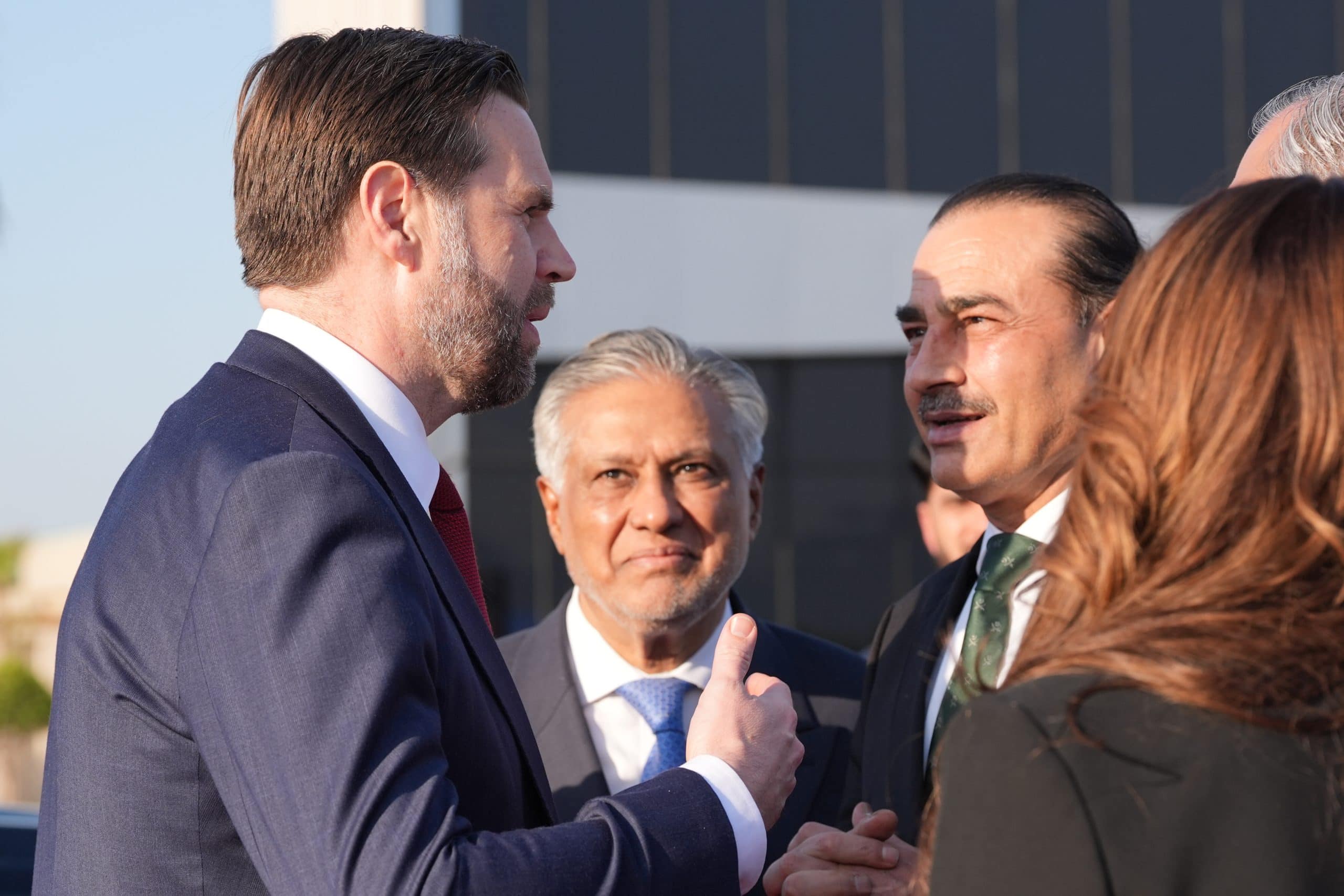 Vizepräsident JD Vance (links) unterhält sich mit dem pakistanischen Oberbefehlshaber der Streitkräfte und Generalstabschef der Armee, Feldmarschall Asim Munir (rechts), sowie dem pakistanischen Vizepremierminister und Außenminister Mohammad Ishaq Dar (Mitte), bevor er nach Gesprächen über den Iran in Islamabad, Pakistan, am Sonntag, dem 12. April 2026, an Bord der Air Force Two geht