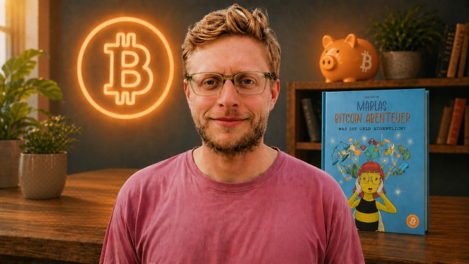 Ed Schotland, Bitcoin-Kinderbuchautor, vor einem erstellten Regal mit seinem neuen Buch