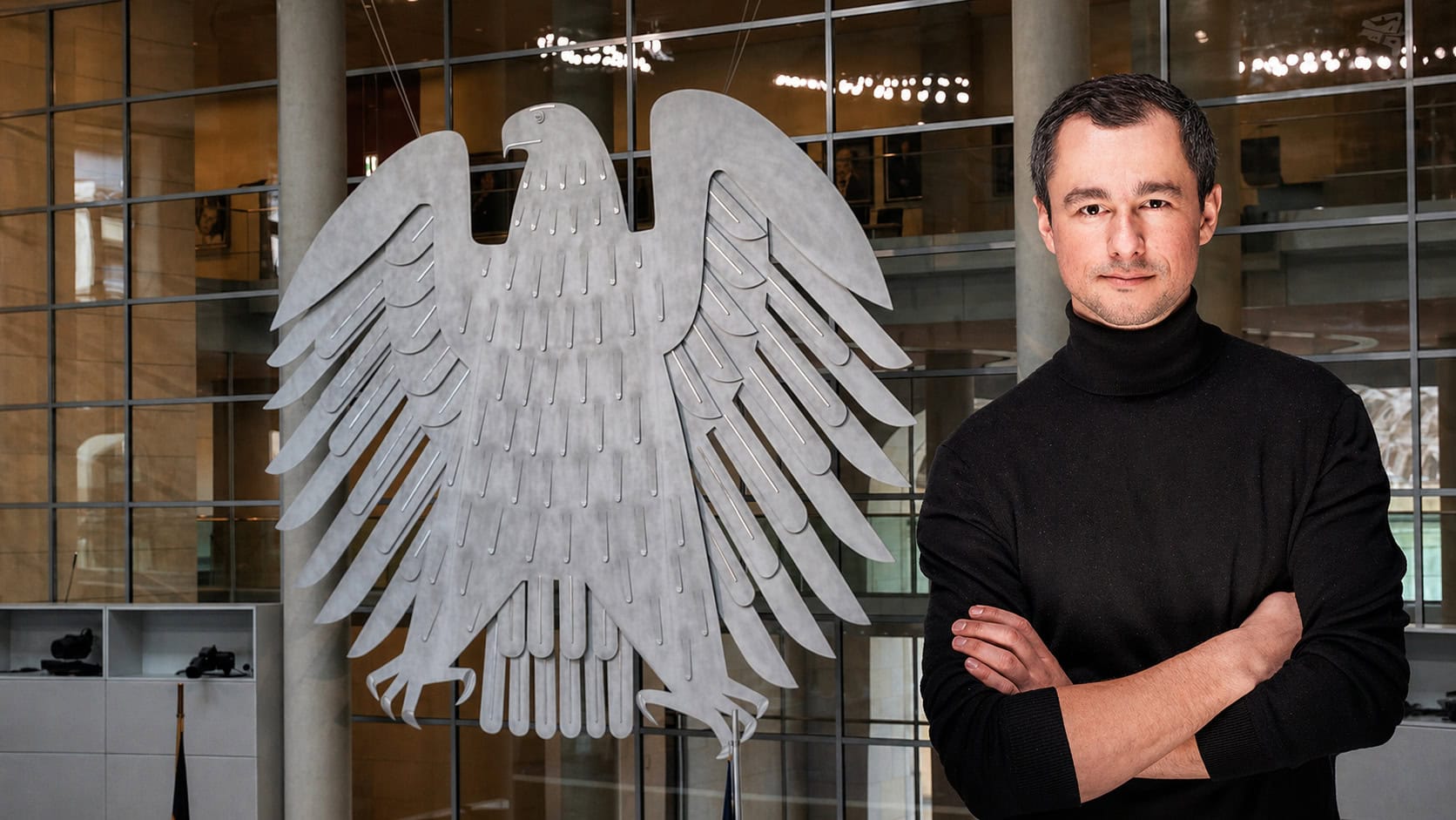 Der Deutsche Bundesadler hängt im Bundestag und rechts sieht man einen Mann mit schwarzem Rollkragenpullover