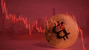 Bitcoin-Münze und fallendes Chartbild, dahinter ein Öltanker