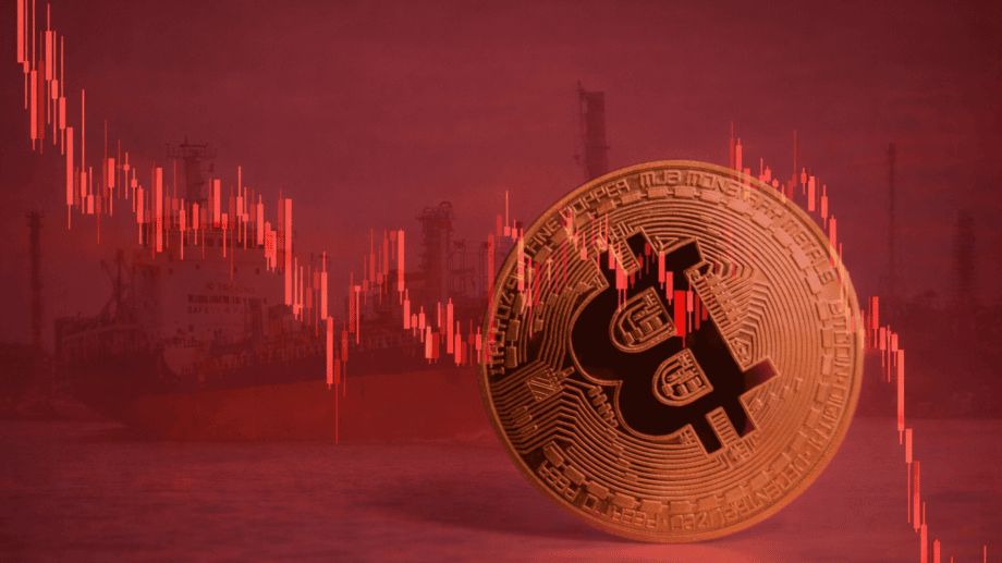 Bitcoin-Münze und fallendes Chartbild, dahinter ein Öltanker