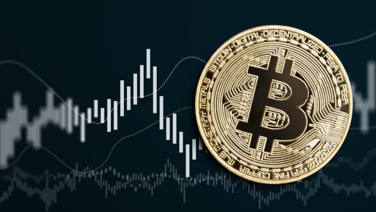 Bitcoin-Münze auf schwarzem Hintergrund