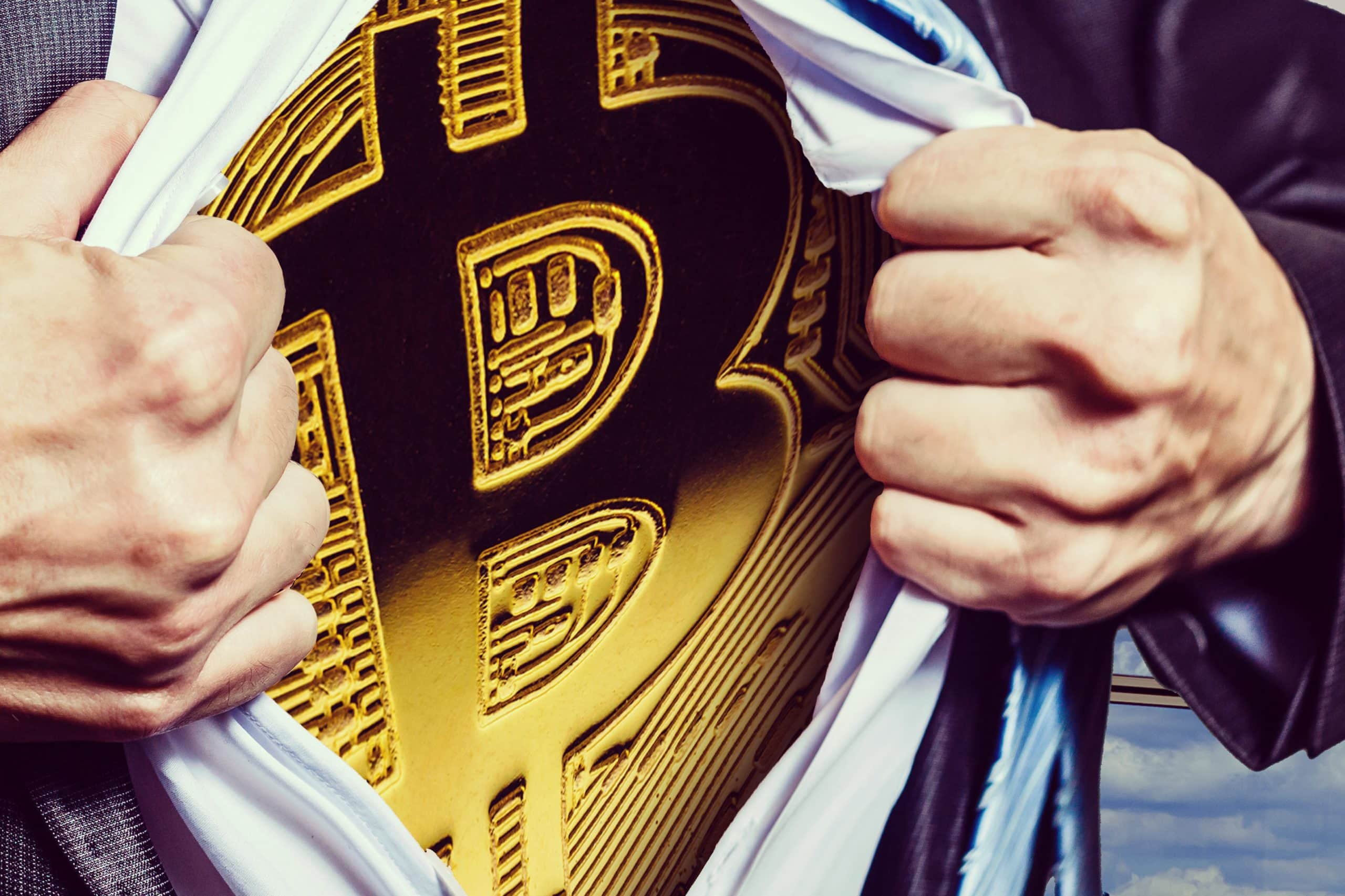 Bitcoin unterm Shirt eines Anzugträgers