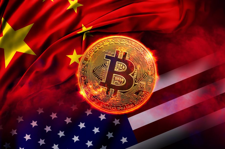 Bitcoin-Münze vor China- und US-Flagge
