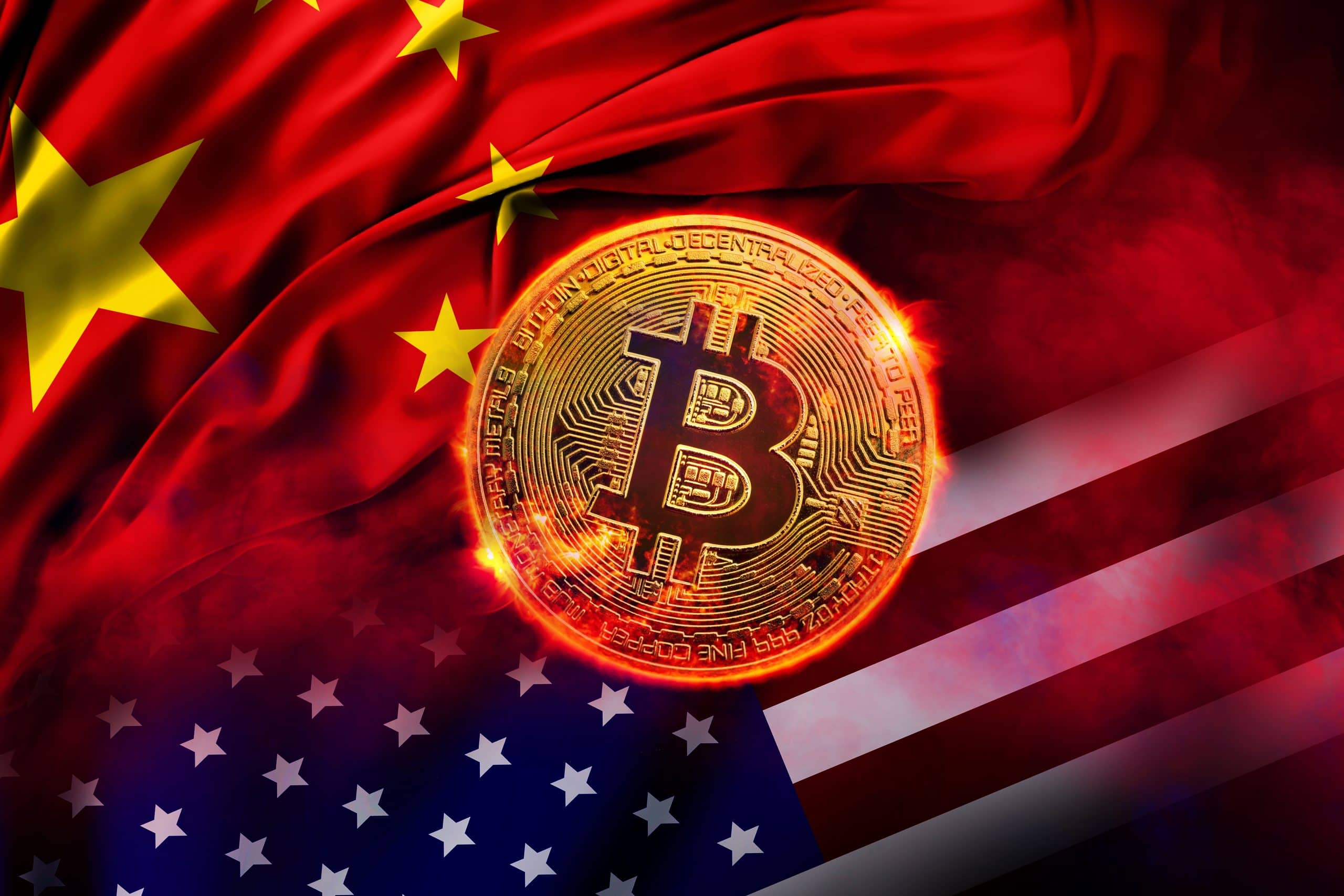 Bitcoin-Münze vor China- und US-Flagge