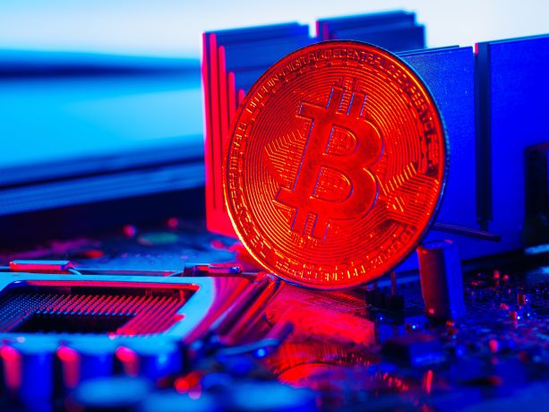 Eine rot beleuchtete Bitcoin-Münze