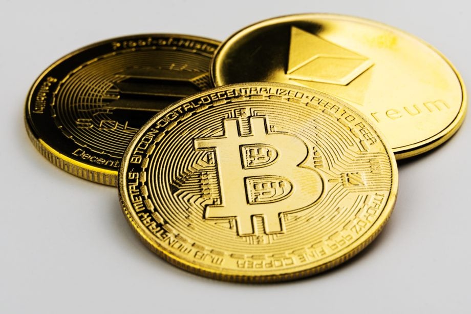 Eine Bitcoin-Münze, eine Solana-Münze und eine Ethereum-Münze