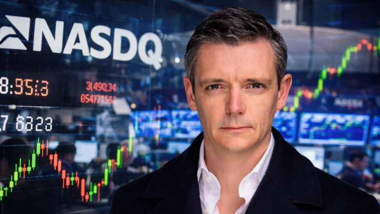 CoinShares-CEO Mognetti vor einem Nasdaq-Bild