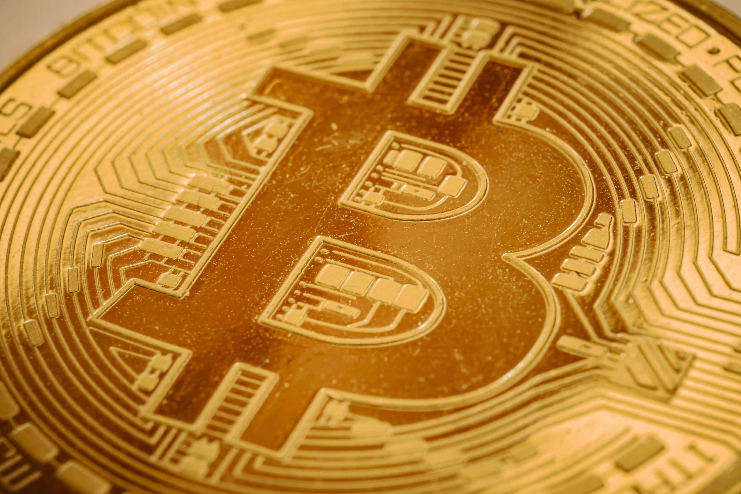 Eine Nahaufnahme einer Bitcoin-Münze.