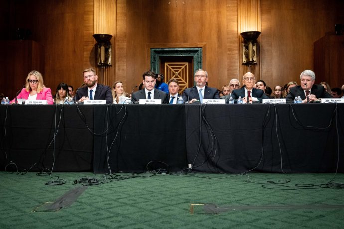 Verschiedene Personen sitzen an erinem Tisch