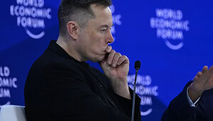 Elon Musk vion der Seite