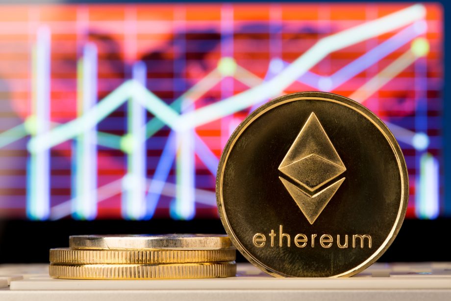 Eine Ethereum-Münze vor einem Kurschart.