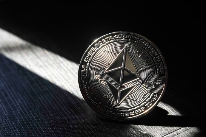 Eine Ethereum-Münze vor dunklem Hintergrund.