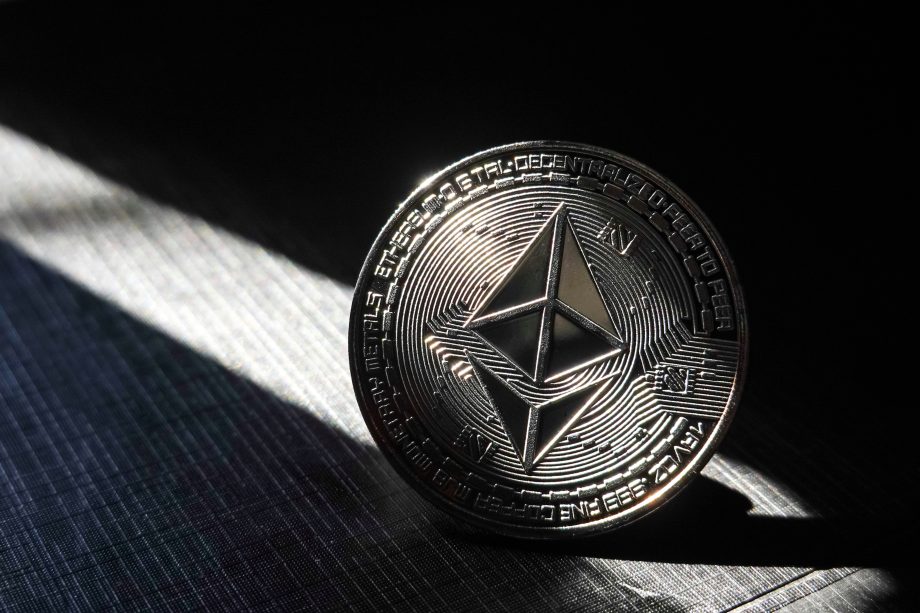 Eine Ethereum-Münze vor dunklem Hintergrund.