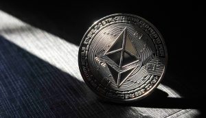 Eine Ethereum-Münze vor dunklem Hintergrund.