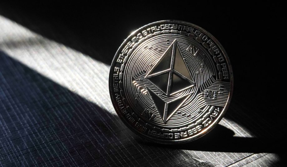 Eine Ethereum-Münze vor dunklem Hintergrund.