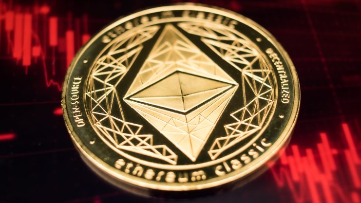 Ethereum-Münze vor rotem Hintergrund