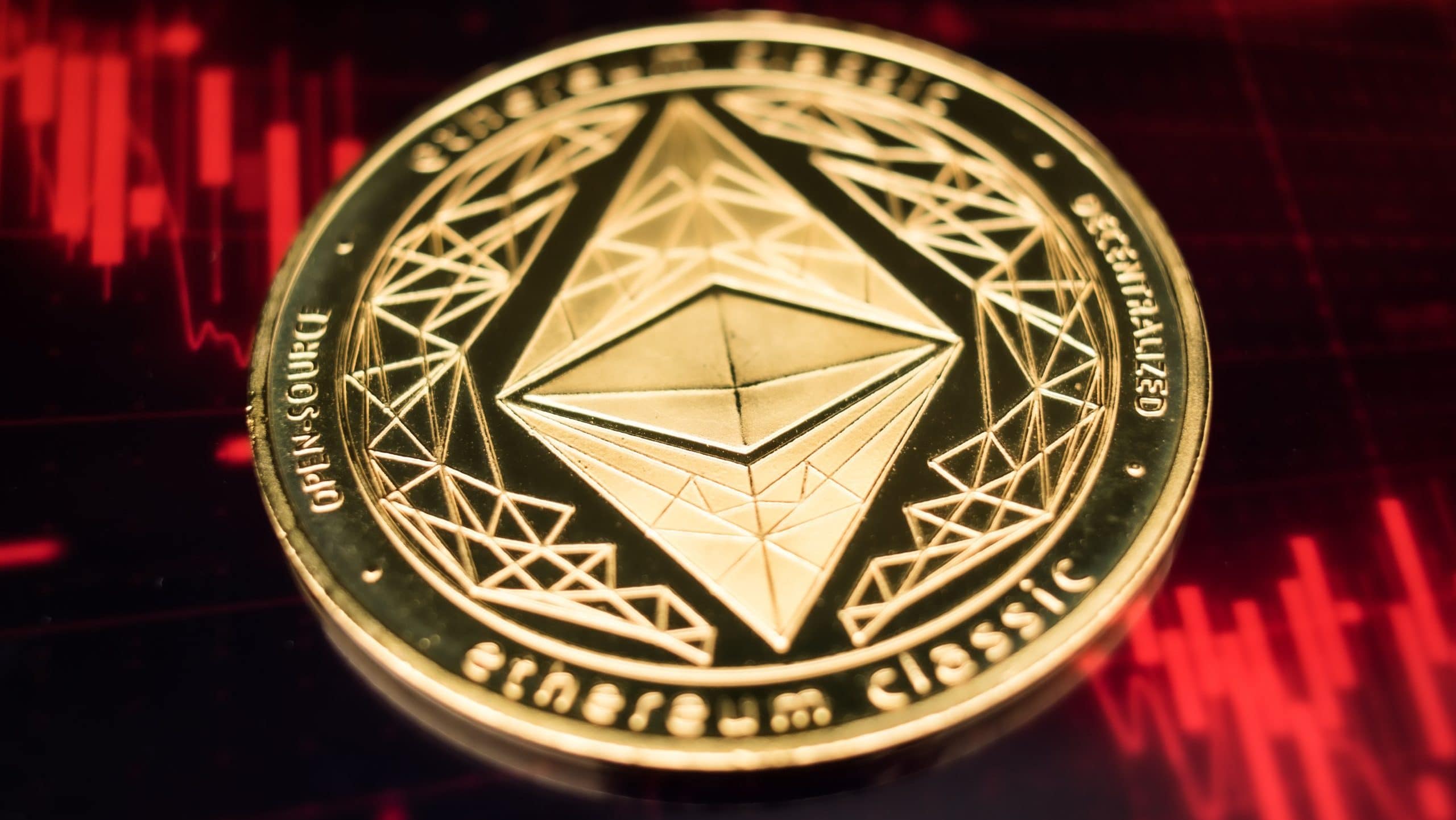 Ethereum-Münze vor rotem Hintergrund