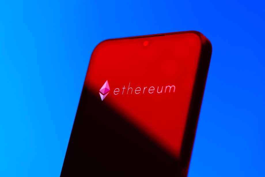 Ein Smartphone mit Ethereum-Logo