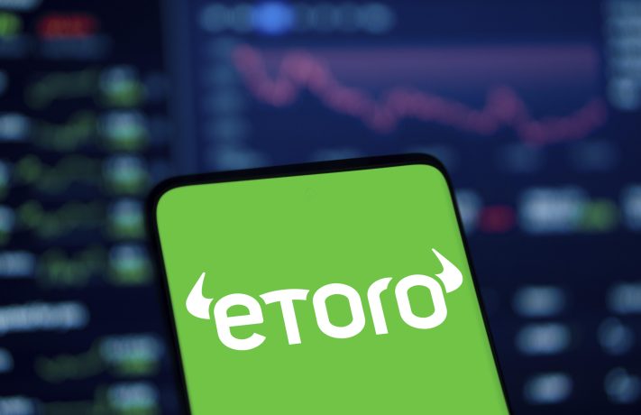 eToro-Logo auf einem Smartphone