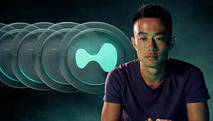 Jeff Yan sitzt neben dem Hyperliquid-Logo