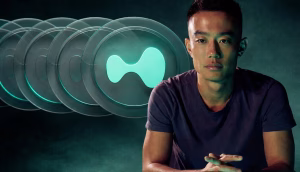 Jeff Yan sitzt neben dem Hyperliquid-Logo