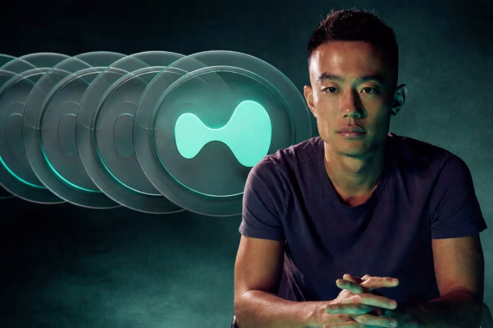 Jeff Yan sitzt neben dem Hyperliquid-Logo