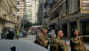 Mitarbeiter des Zivilschutzes versammeln sich in der Nähe der Trümmer eines Gebäudes, das bei einem israelischen Luftangriff in der Nähe der Beiruter Küste zerstört wurde