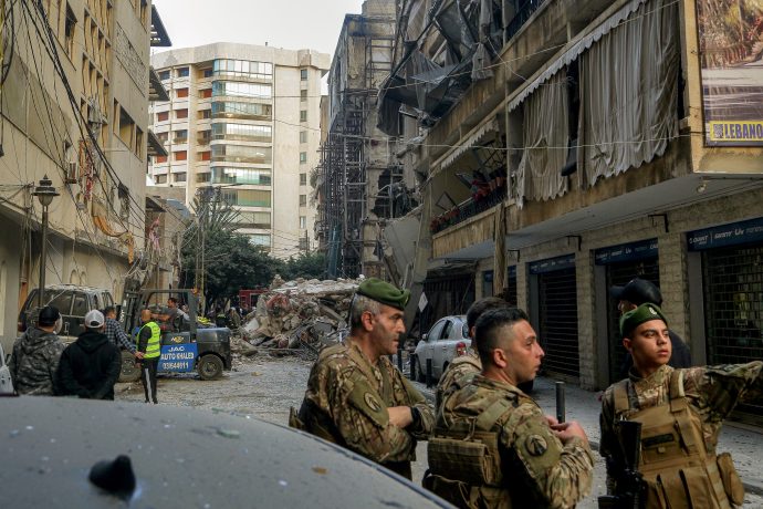 Mitarbeiter des Zivilschutzes versammeln sich in der Nähe der Trümmer eines Gebäudes, das bei einem israelischen Luftangriff in der Nähe der Beiruter Küste zerstört wurde