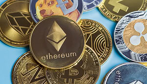Diverse Krypto-Münzen auf blauem Hintergrund