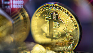 Eine Bitcoin-Münze wird leicht verschwommen angezeigt. Neben ihr sind andere unscharfe Bitcoin-Münzen dargestellt.