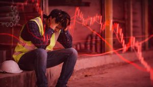 Bauarbeiter vor rotem Chartbild, symbolisch für Entlassungen bei MARA