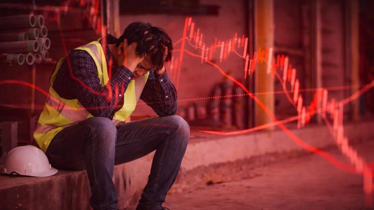 MARA baut Belegschaft ab Bauarbeiter vor rotem Chartbild, symbolisch für Entlassungen bei MARA