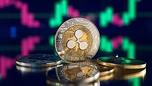Eine Nahaufnahme von Ripple (XRP)-Kryptowährungsmünzen auf einer spiegelnden Oberfläche mit einem digitalen Preisdiagramm, das den XRP-Kursverlauf zeigt.