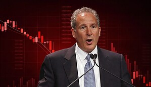 Bitcoin-Kritiker Peter Schiff vor einem fallenden Chart