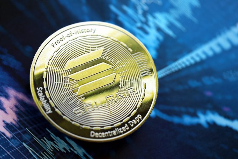 Eine Solana-Münze vor blauem Hintergrund