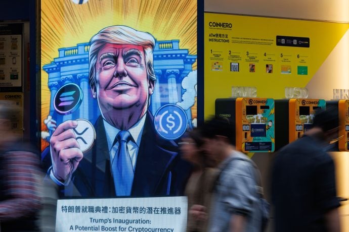 Ein Krypto-Automat mit Trump als Comicfigur darauf