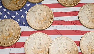 Bitcoin-Münzen vor der US-Flagge.