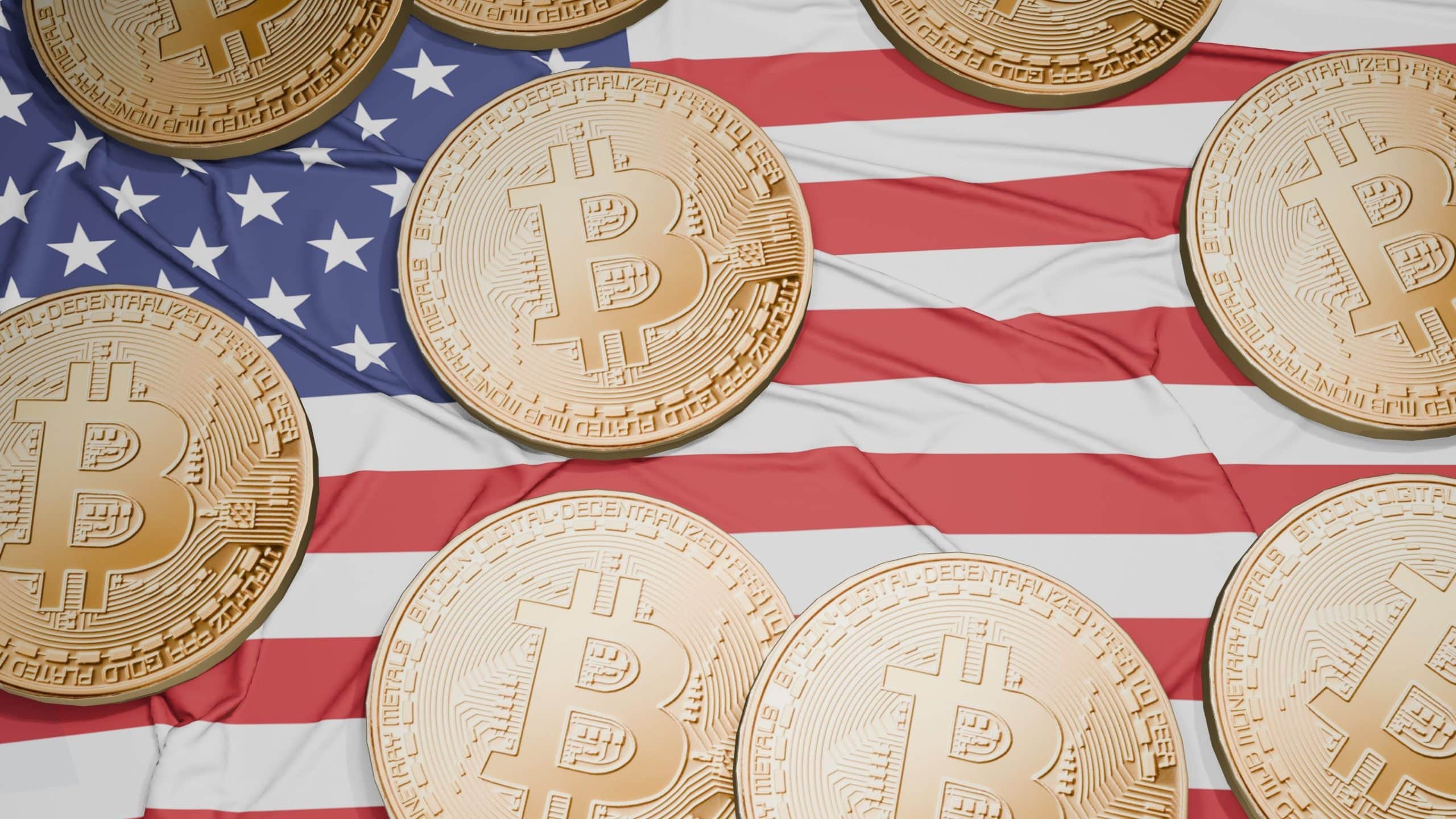 Bitcoin-Münzen vor der US-Flagge.